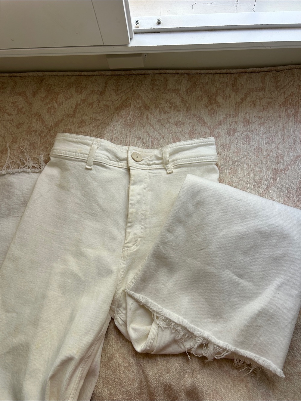 Zara Off-White Cropped Raw-Hem Jeans